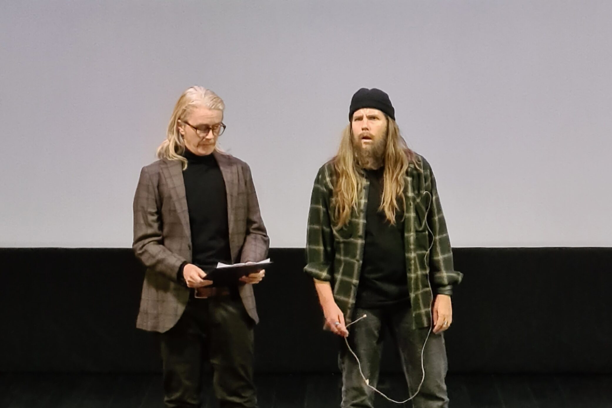 Steffe och Micke aka Sonja Ahlfors och Malin Nyqvist från teatergruppen Blaue Frau underhöll publiken.
Foto: Larrie Griffis